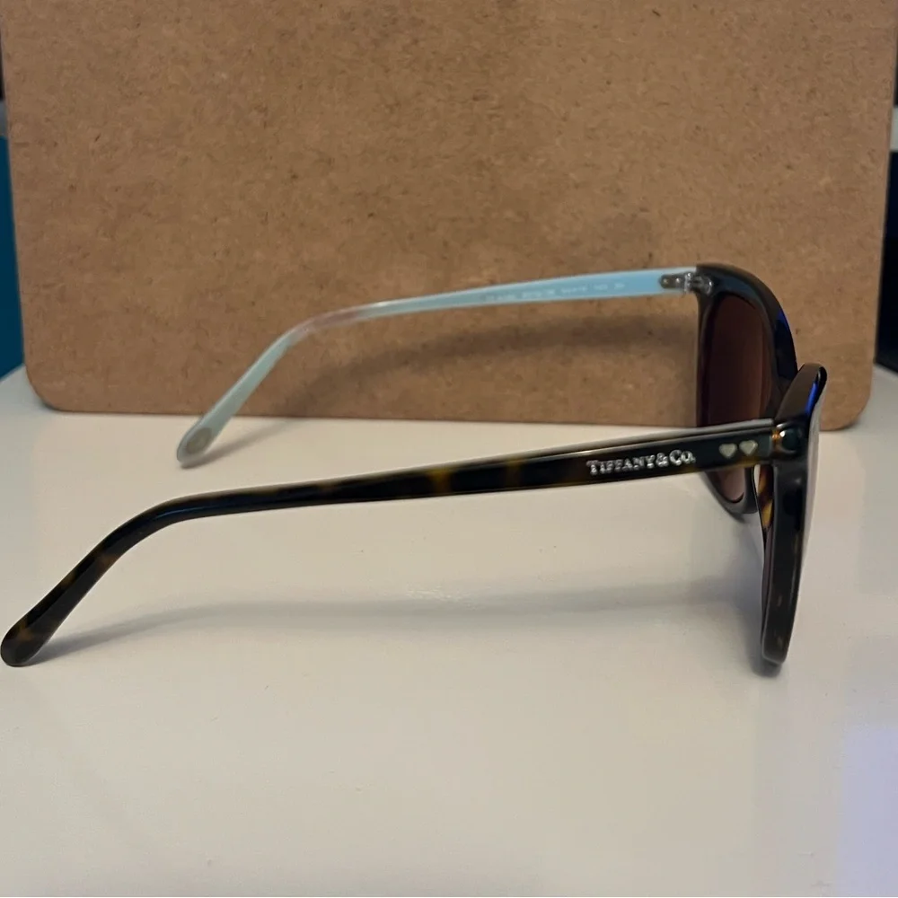 Tiffany and Co. sunglasses 🕶️ 💎 - Picture 5 of 8